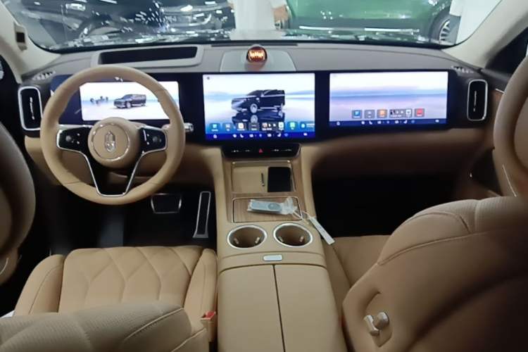 Used Hima AITO M8 2025 Extended-Range Ultra Version 53.4 kWh 6-Seater Edition Center Console