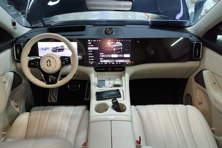Used Hima AITO M8 2025 Model, Pure Electric Max+ Six-Seat Long-Range Version Center Console
