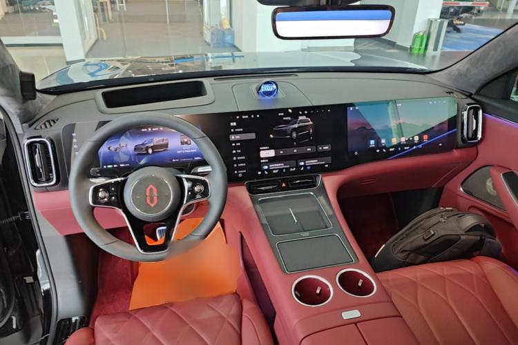 Used Hima AITO M8 2025 Model Pure Electric Ultra Six-Seat Four-Wheel-Drive Version Center Console