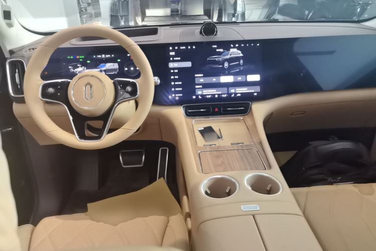 Used Hima AITO M8 2025 Extended-Range Ultra Version 53.4 kWh 6-Seater Edition Center Console