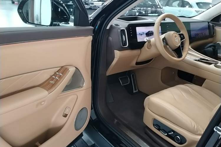 Used Hima AITO M8 2025 Extended-Range Ultra Version 53.4 kWh 6-Seater Edition Driver Seat