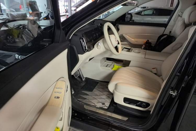 Used Hima AITO M8 2025 Extended-Range Max+ Version 53.4 kWh 5-Seater Edition Driver Seat