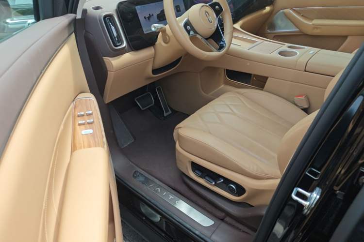 Used Hima AITO M8 2025 Extended-Range Ultra Version 53.4 kWh 6-Seater Edition Driver Seat