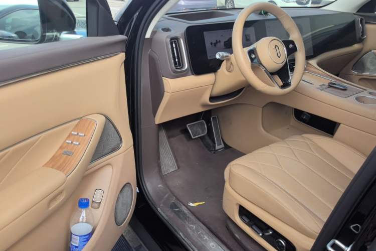 Used Hima AITO M8 2025 Extended-Range Ultra Version 53.4 kWh 6-Seater Edition Driver Seat