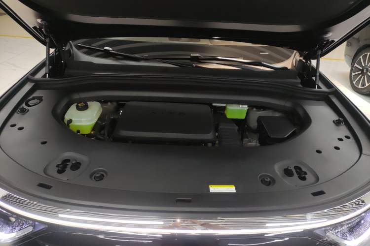 Used Hima AITO M8  Engine Bay