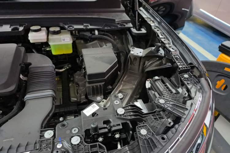 Used Hima AITO M8 2025 Extended-Range Max+ Version 53.4 kWh 5-Seater Edition Engine Bay Left