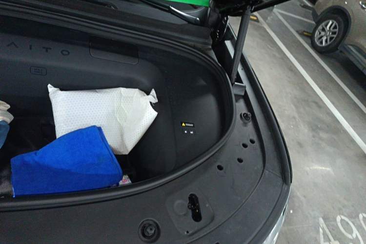 Used Hima AITO M8 2025 Model Pure Electric Ultra Six-Seat Four-Wheel-Drive Version Engine Bay Left