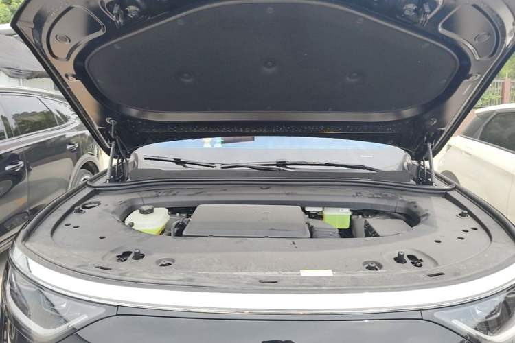 Used Hima AITO M8 2025 Extended-Range Max Version 37 kWh 5-Seater Engine Bay
