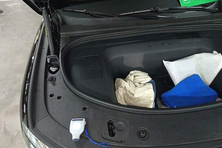 Used Hima AITO M8 2025 Model Pure Electric Ultra Six-Seat Four-Wheel-Drive Version Engine Bay Right