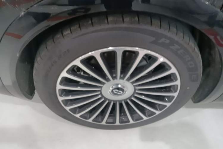 Used Hima AITO M8 2025 Extended-Range Max+ Version 53.4 kWh 5-Seater Edition Exterior 3