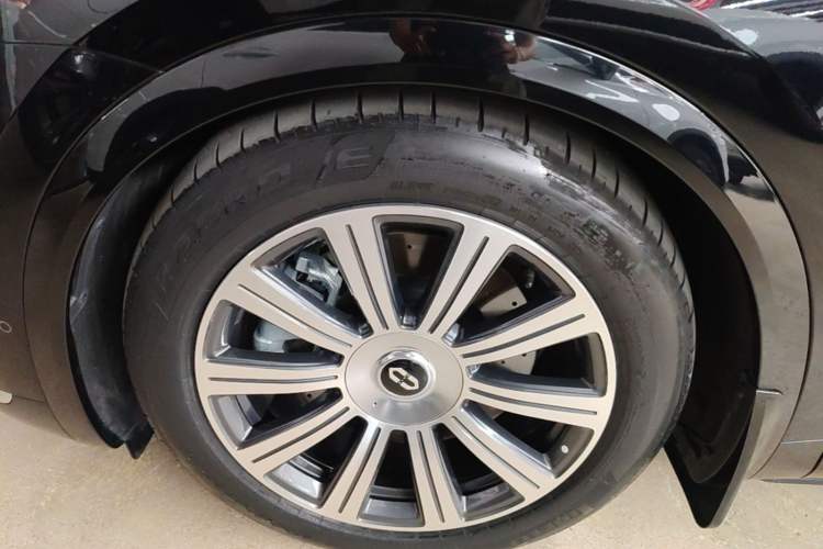 Used Hima AITO M8 2025 Extended-Range Max+ Version 53.4 kWh 6-Seater Edition Exterior 4