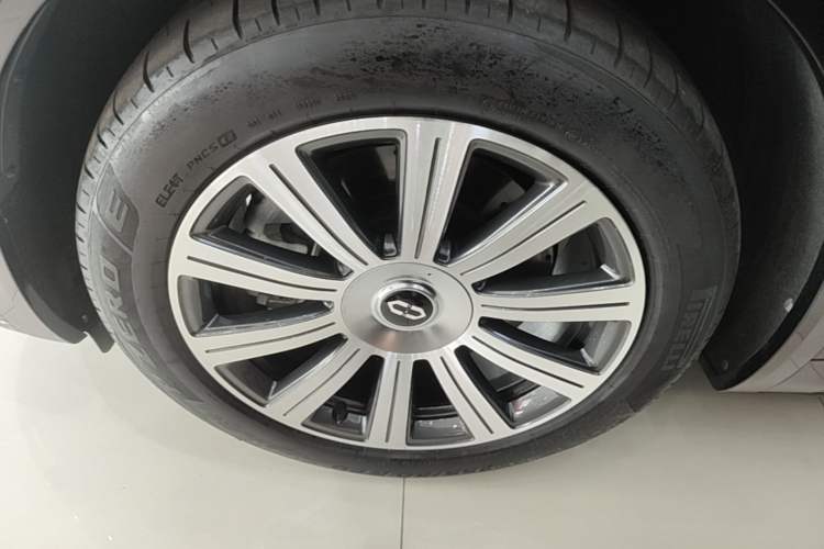 Used Hima AITO M8 2025 Extended-Range Max Version 37 kWh 6-Seater Exterior 4