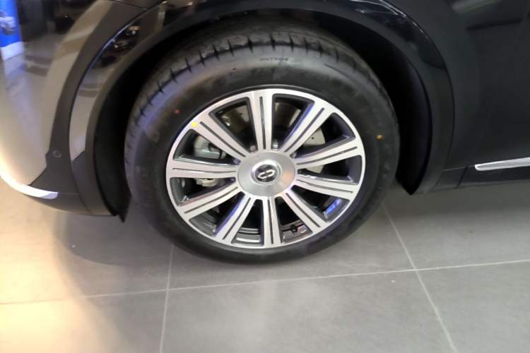 Used Hima AITO M8 2025 Extended-Range Max+ Version 53.4 kWh 6-Seater Edition Exterior 4