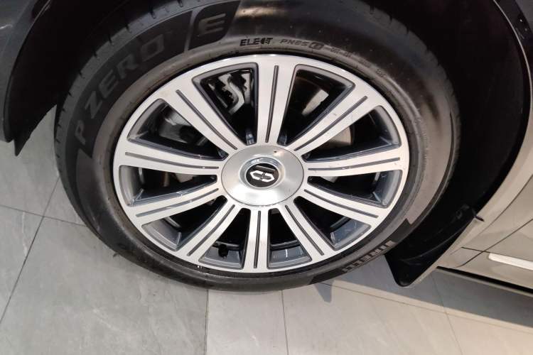Used Hima AITO M8 2025 Extended-Range Max+ Version 53.4 kWh 6-Seater Edition Exterior 4