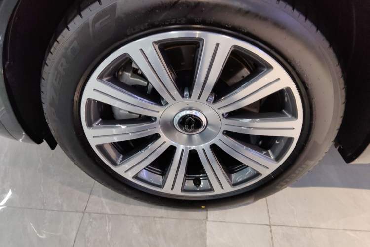 Used Hima AITO M8 2025 Extended-Range Max+ Version 53.4 kWh 6-Seater Edition Exterior 4