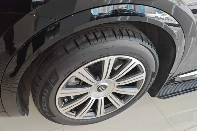 Used Hima AITO M8 2025 Model Pure Electric Ultra Six-Seat Four-Wheel-Drive Version Exterior 4