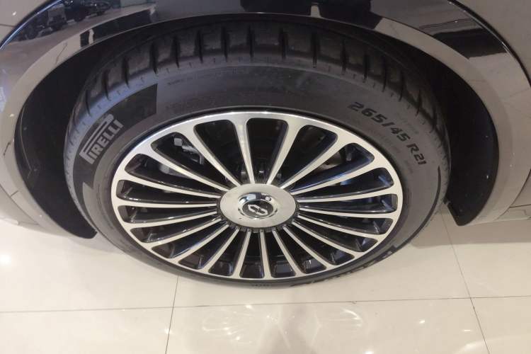 Used Hima AITO M8 2025 Extended-Range Max+ Version 53.4 kWh 6-Seater Edition Exterior 4