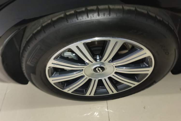 Used Hima AITO M8 2025 Extended-Range Max+ Version 53.4 kWh 6-Seater Edition Exterior 5