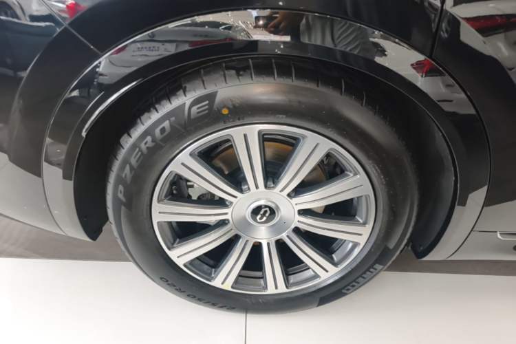 Used Hima AITO M8 2025 Extended-Range Max+ Version 53.4 kWh 6-Seater Edition Exterior 5