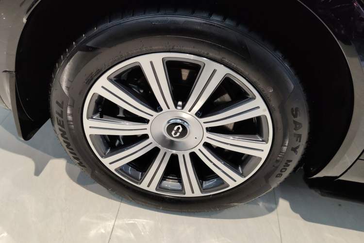 Used Hima AITO M8 2025 Extended-Range Max+ Version 53.4 kWh 6-Seater Edition Exterior 5