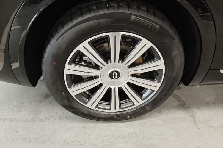 Used Hima AITO M8 2025 Extended-Range Max+ Version 53.4 kWh 5-Seater Edition Exterior 5
