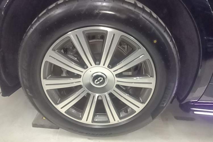 Used Hima AITO M8 2025 Extended-Range Max+ Version 53.4 kWh 6-Seater Edition Exterior 5