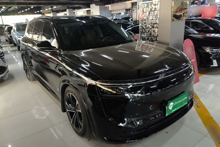 Used Hima AITO M8 2025 Extended-Range Ultra Version 53.4 kWh 6-Seater Edition Front Right 45 Deg