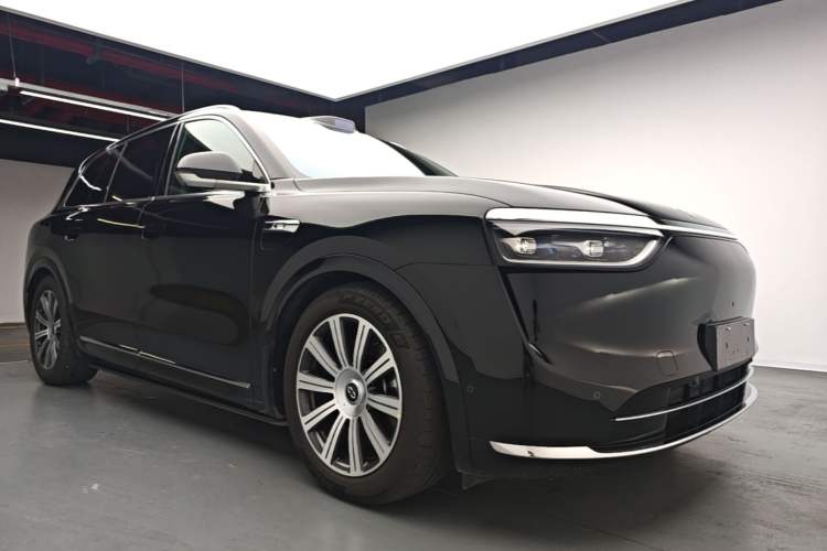 Used Hima AITO M8 2025 Extended-Range Max+ Version 53.4 kWh 6-Seater Edition Front Right 45 Deg