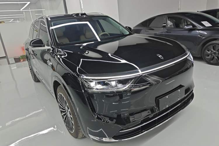 Used Hima AITO M8 2025 Extended-Range Max+ Version 53.4 kWh 5-Seater Edition Front Right 45 Deg