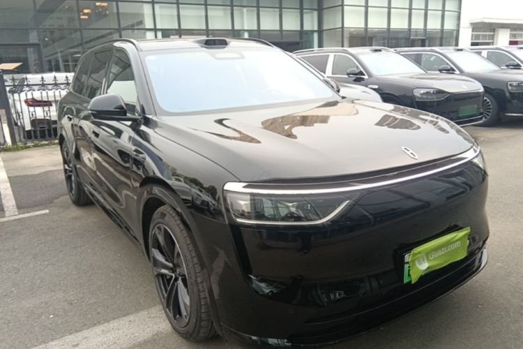 Used Hima AITO M8 2025 Extended-Range Ultra Version 53.4 kWh 5-Seater Edition Front Right 45 Deg
