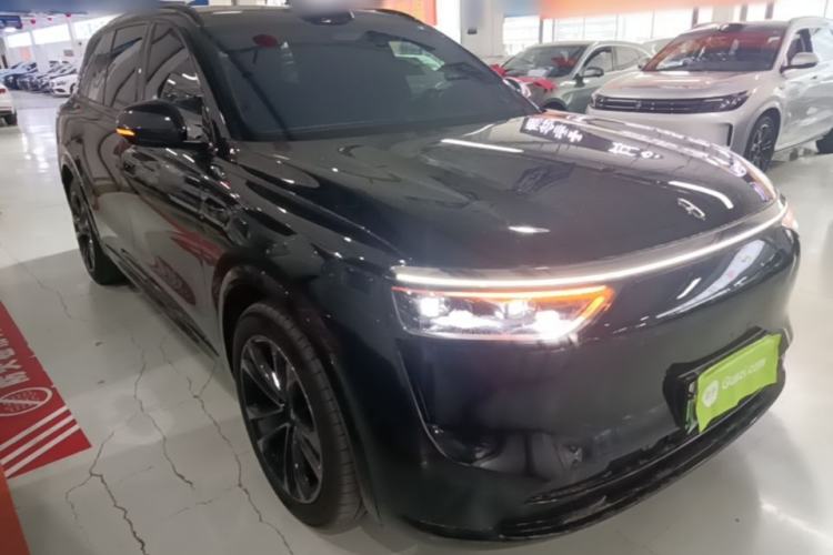 Used Hima AITO M8 2025 Extended-Range Ultra Version 53.4 kWh 5-Seater Edition Front Right 45 Deg