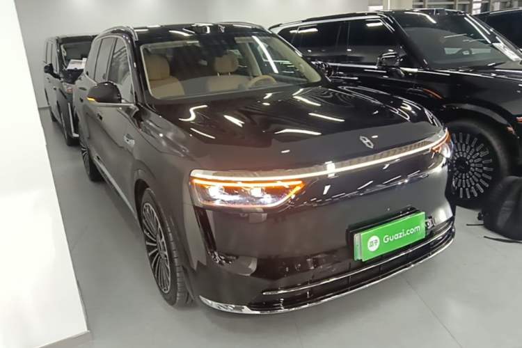 Used Hima AITO M8 2025 Extended-Range Ultra Version 53.4 kWh 6-Seater Edition Front Right 45 Deg