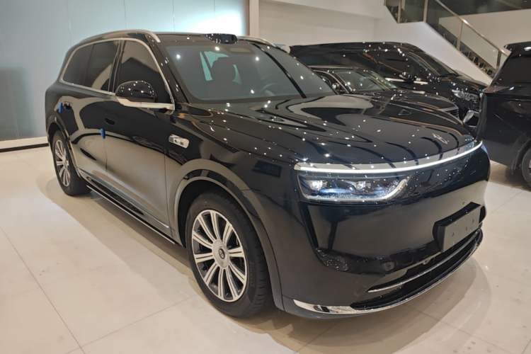 Used Hima AITO M8 2025 Extended-Range Max+ Version 53.4 kWh 6-Seater Edition Front Right 45 Deg