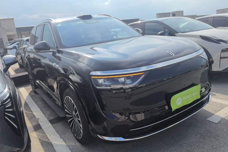 Used Hima AITO M8 2025 Extended-Range Ultra Version 53.4 kWh 6-Seater Edition Front Right 45 Deg