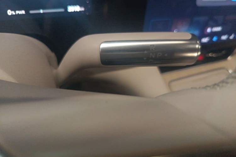 Used Hima AITO M8 2025 Extended-Range Max+ Version 53.4 kWh 5-Seater Edition Gear Lever