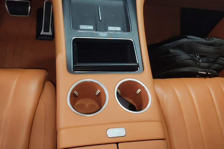 Used Hima AITO M8 2025 Extended-Range Max+ Version 53.4 kWh 5-Seater Edition Gear Lever
