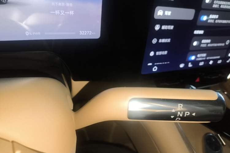 Used Hima AITO M8 2025 Extended-Range Max+ Version 53.4 kWh 6-Seater Edition Gear Lever