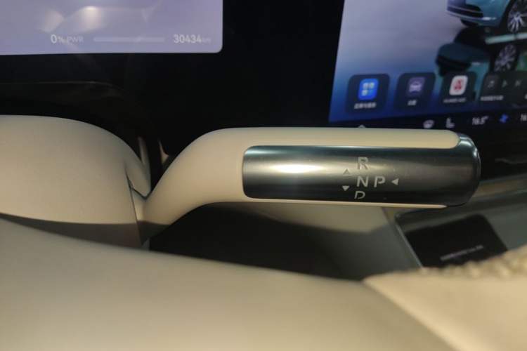 Used Hima AITO M8 2025 Extended-Range Max+ Version 53.4 kWh 5-Seater Edition Gear Lever