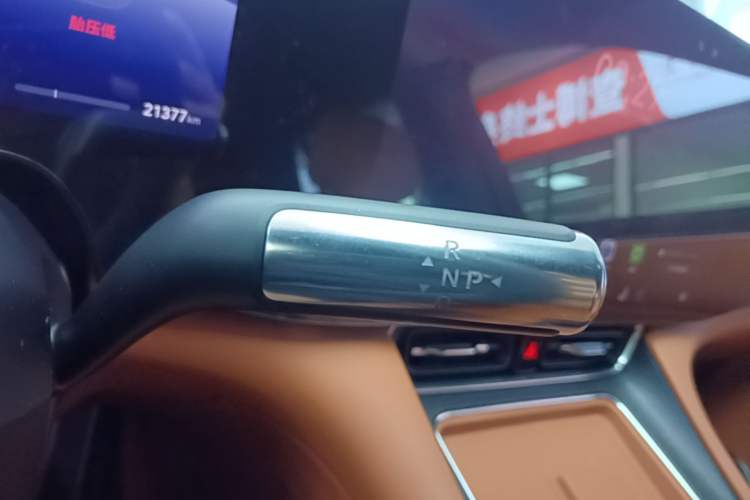 Used Hima AITO M8 2025 Extended-Range Max+ Version 53.4 kWh 6-Seater Edition Gear Lever