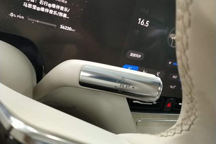 Used Hima AITO M8 2025 Extended-Range Max+ Version 53.4 kWh 5-Seater Edition Gear Lever