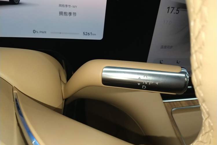 Used Hima AITO M8 2025 Extended-Range Ultra Version 53.4 kWh 6-Seater Edition Gear Lever
