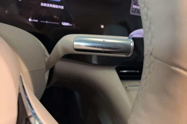 Used Hima AITO M8 2025 Extended-Range Max+ Version 53.4 kWh 5-Seater Edition Gear Lever