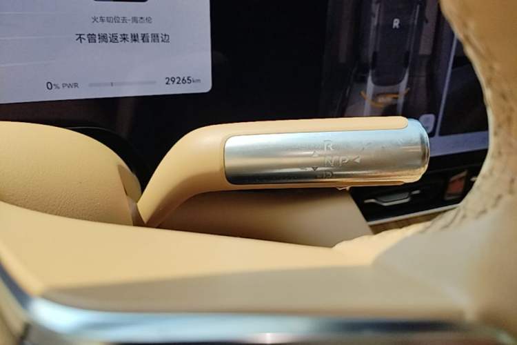 Used Hima AITO M8 2025 Extended-Range Max+ Version 53.4 kWh 6-Seater Edition Gear Lever