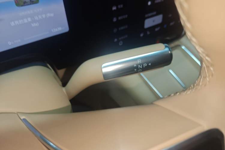 Used Hima AITO M8 2025 Extended-Range Max+ Version 53.4 kWh 6-Seater Edition Gear Lever