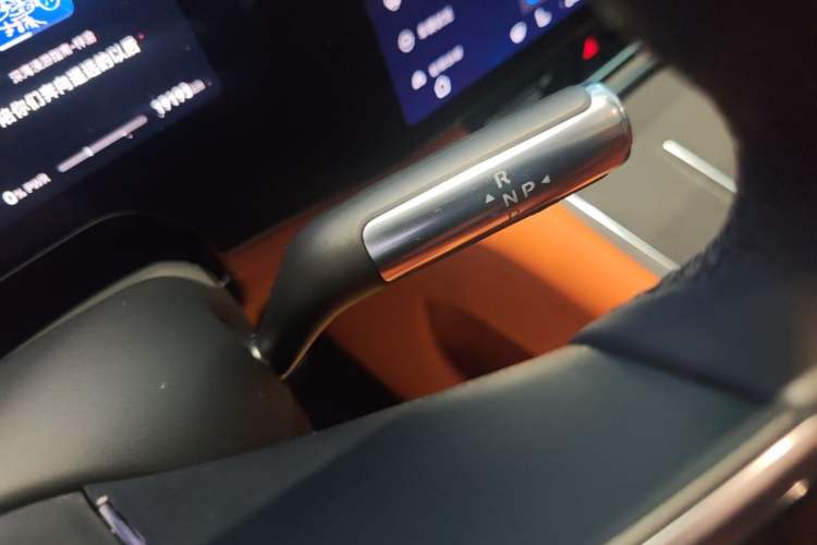 Used Hima AITO M8 2025 Extended-Range Max+ Version 53.4 kWh 6-Seater Edition Gear Lever