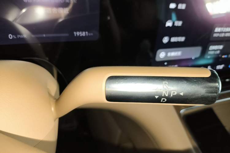 Used Hima AITO M8 2025 Extended-Range Ultra Version 53.4 kWh 6-Seater Edition Gear Lever