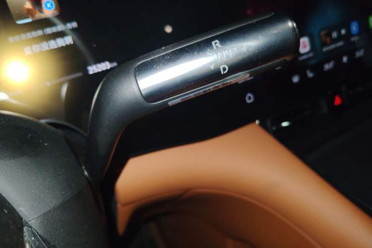 Used Hima AITO M8 2025 Extended-Range Max+ Version 53.4 kWh 6-Seater Edition Gear Lever