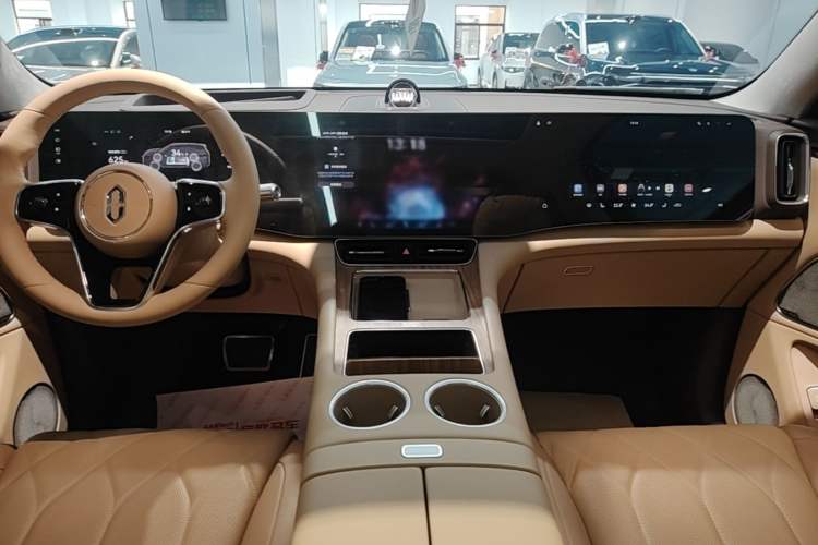 Used Hima AITO M8 2025 Extended-Range Max+ Version 53.4 kWh 6-Seater Edition Gear Lever