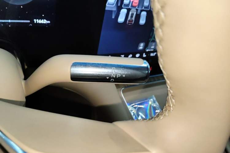 Used Hima AITO M8 2025 Extended-Range Max+ Version 53.4 kWh 5-Seater Edition Gear Lever