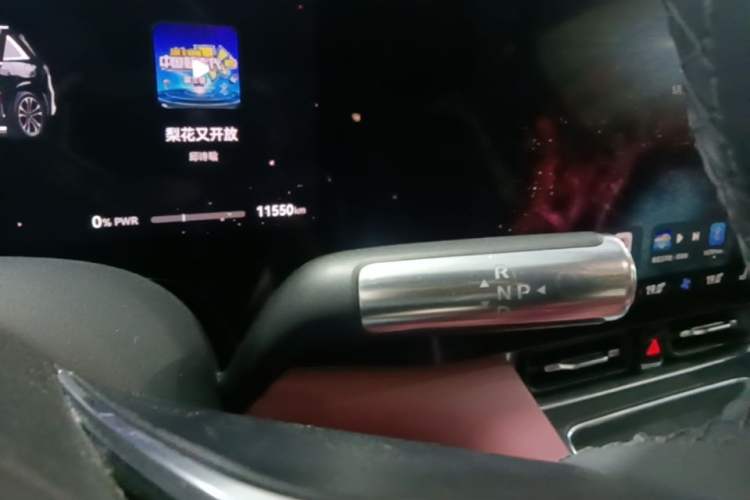 Used Hima AITO M8 2025 Extended-Range Ultra Version 53.4 kWh 5-Seater Edition Gear Lever